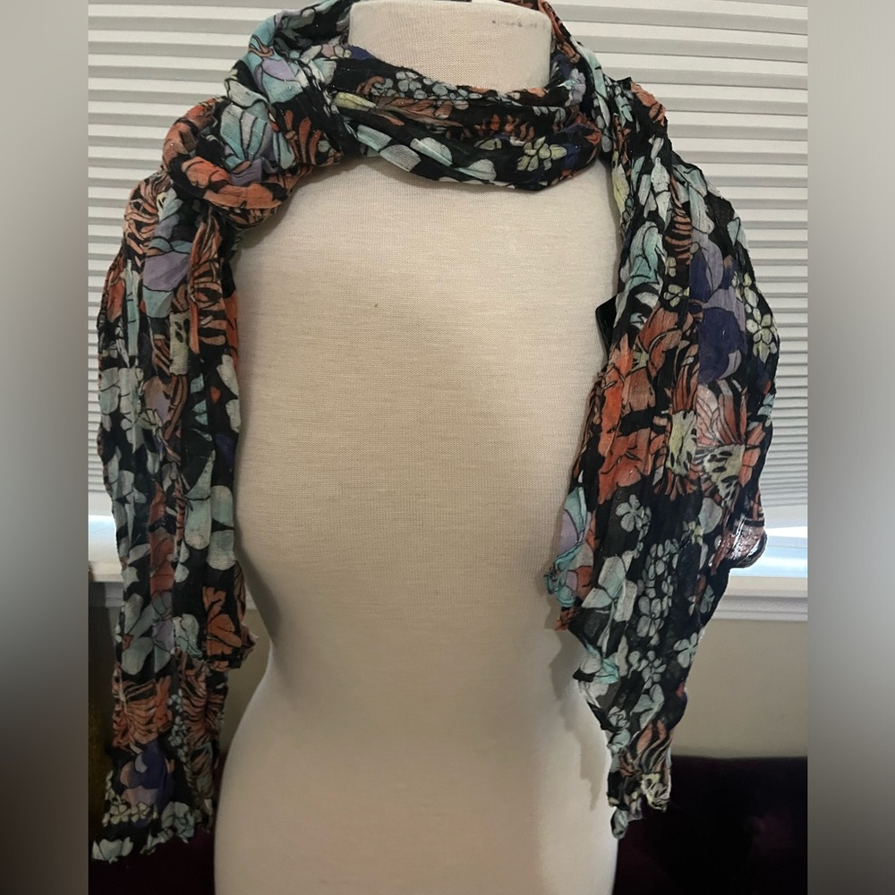 fashion scarf! Excellent condition just a hint of sparkle for finishing touch!